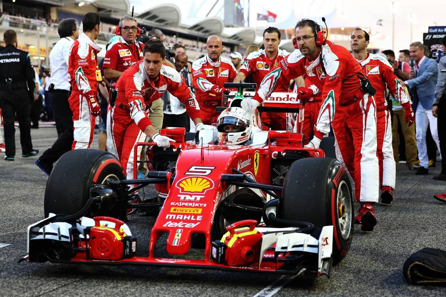 I meccanici Ferrari aiutano il tedesco a schierarsi in griglia. Getty